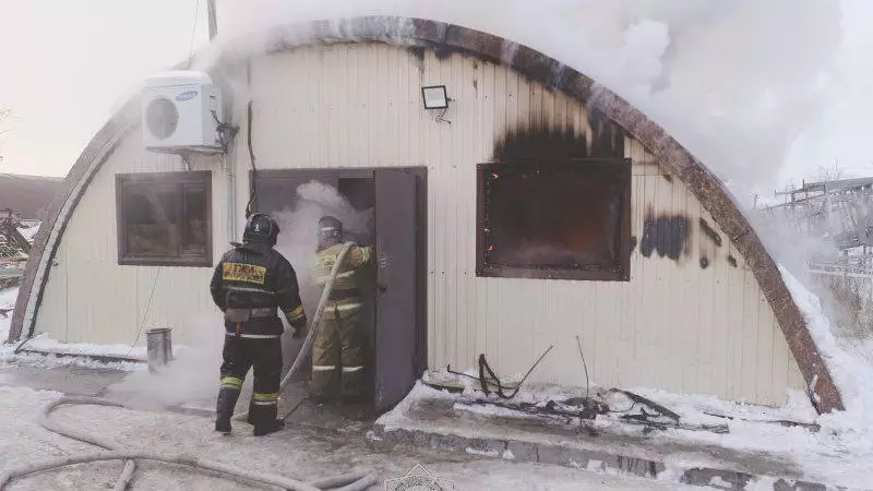 Ангар с лакокрасочными изделиями загорелся в Астане