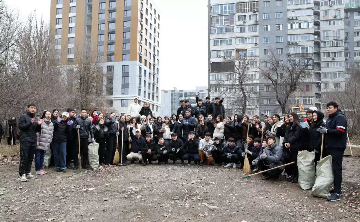 В Алматы призеры Олимпиады и звезды эстрады показали пример бережного отношения к городу