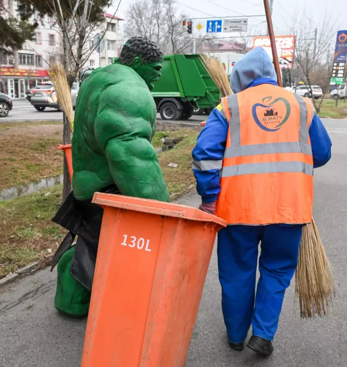 Супергерои навели чистоту в Алматы