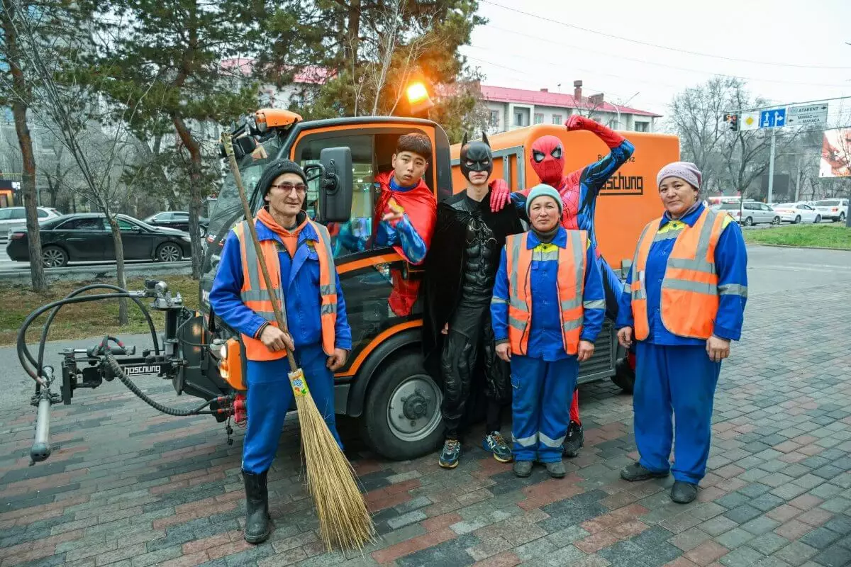 В Алматы дворникам помогли супергерои