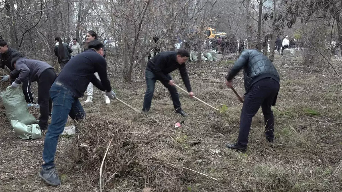 Таза Қазақстан: в Бостандыкском районе к субботнику присоединились известные личности страны