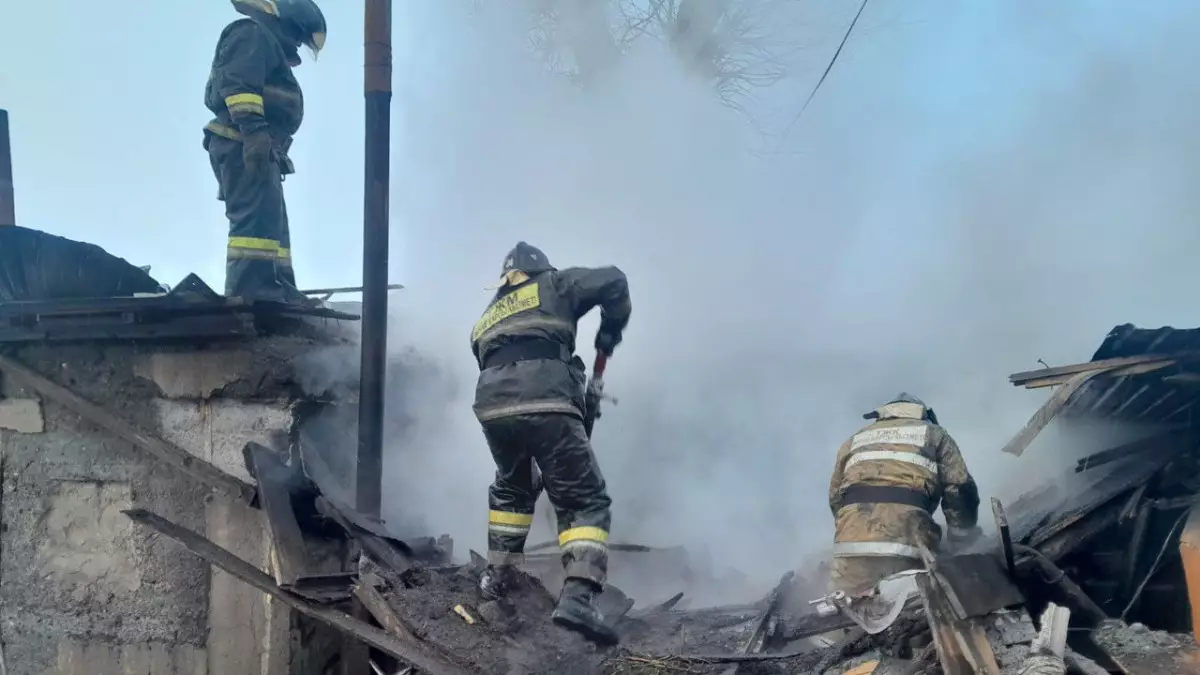 Ақмолада көлік пен гараж өртенді