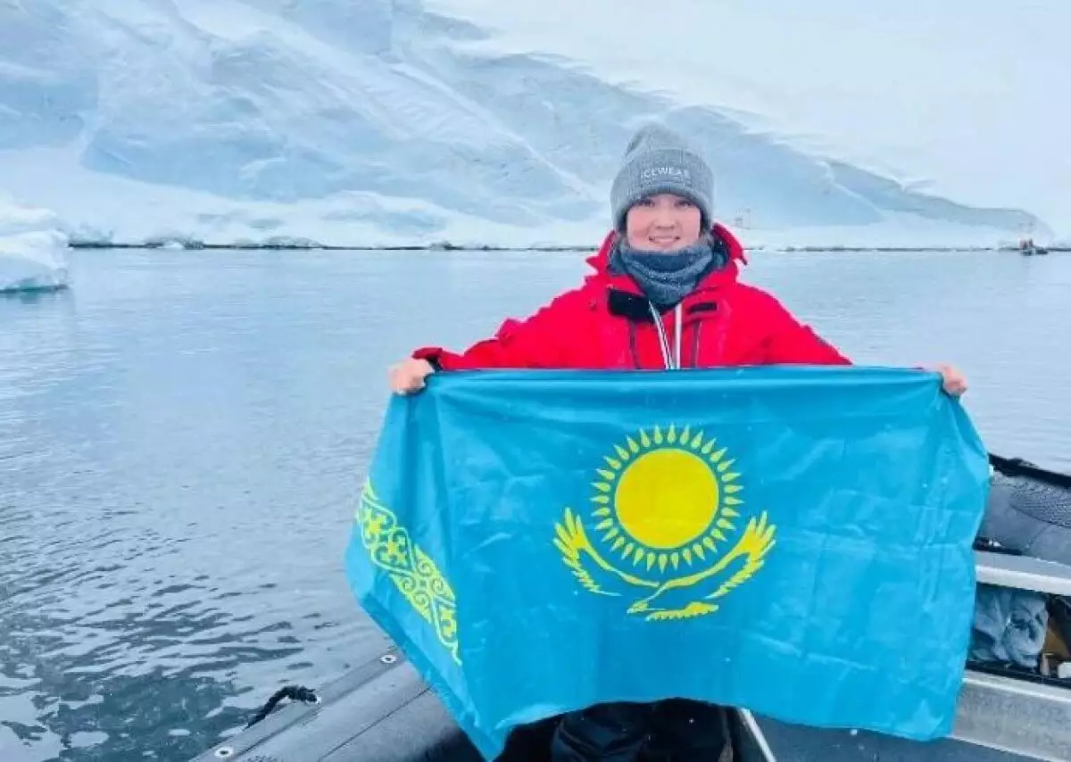 Казахстанка впервые совершила заплыв в водах Антарктиды