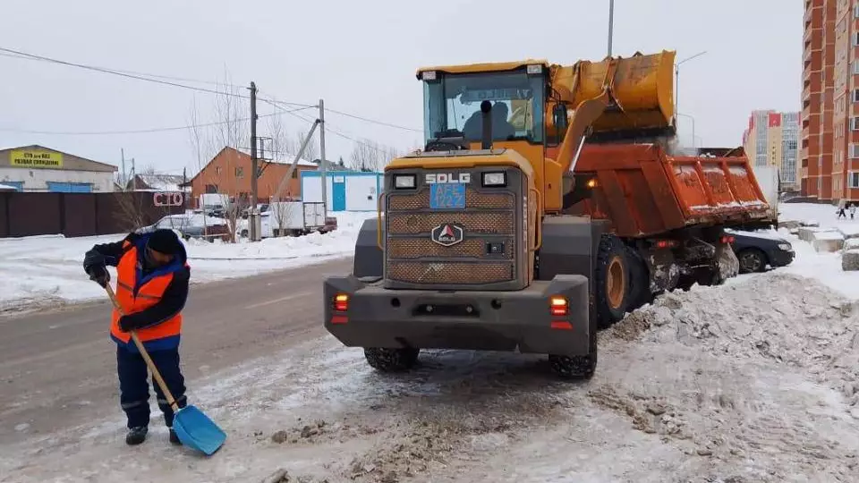 В столице за один день вывезли больше 600 грузовиков снега