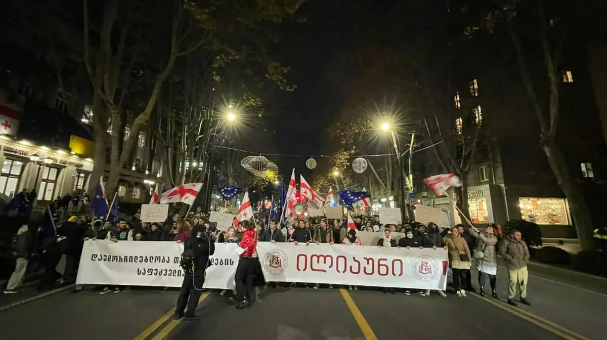 Полиция Тбилиси применила водометы для разгона протестующих у парламента