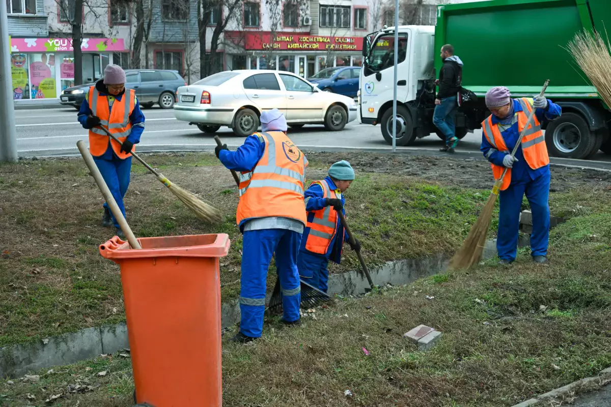 В Алматы за Неделю чистоты с улиц вывезено более 10 тысяч кубометров мусора