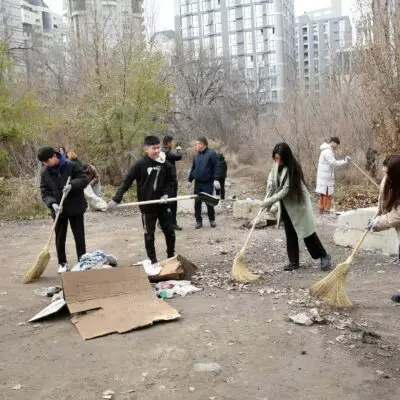 В Алматы призеры Олимпиады и звезды эстрады показали пример бережного отношения к городу