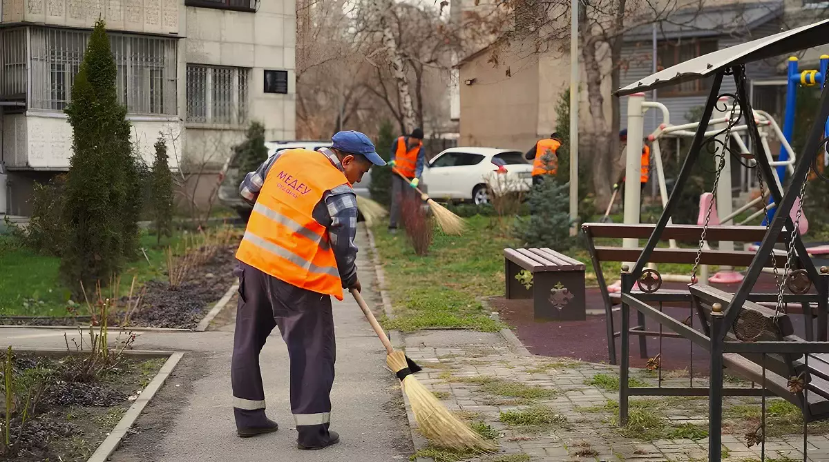 В Алматы будут штрафовать подрядчиков за плохую уборку дворов и улиц