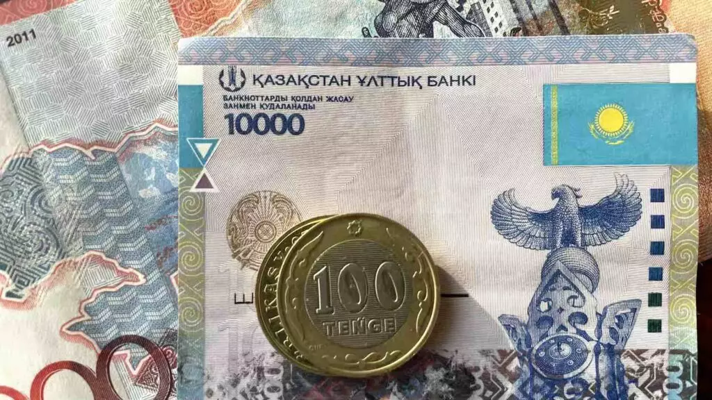 На KASE доллар в 11:00 продавался по 523 тенге