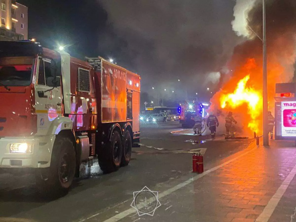 Пассажирский автобус загорелся прямо на остановке в Астане