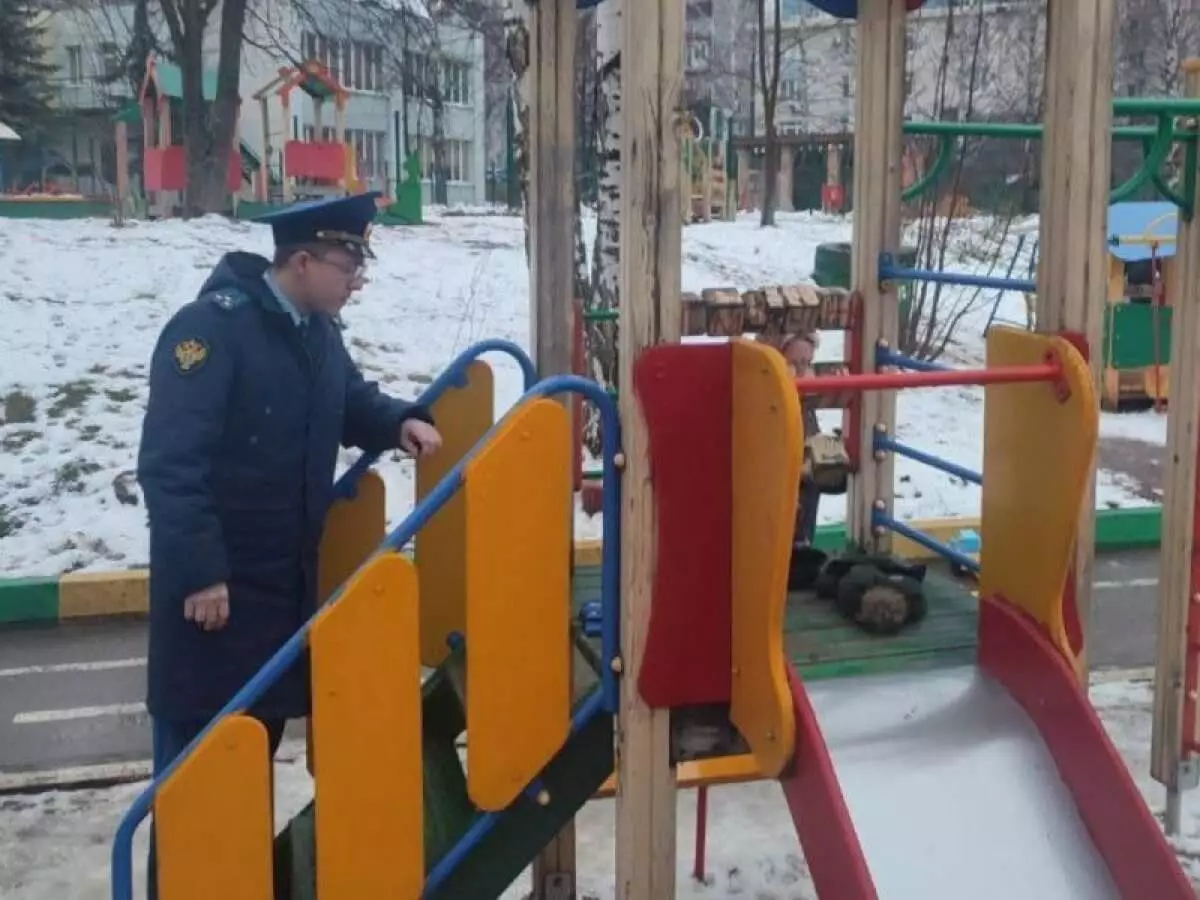 Мальчик случайно повесился во время прогулки в детском саду