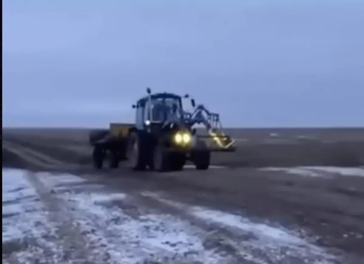 Жители села в ЗКО устали ждать помощи властей и сами ремонтируют дороги