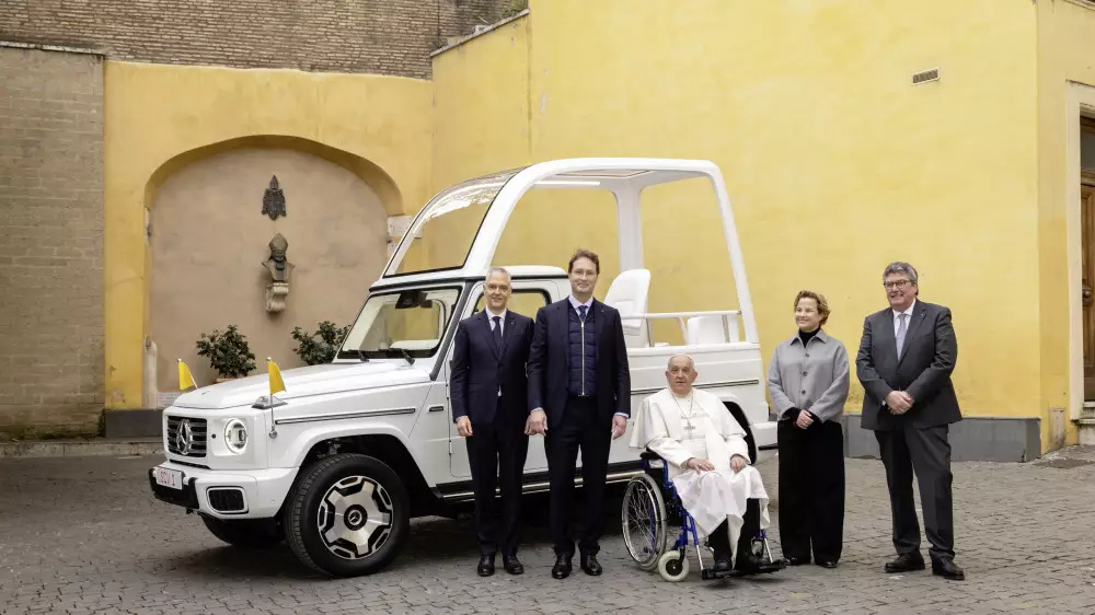 Электрический папамобиль Mercedes-Benz для Ватикана