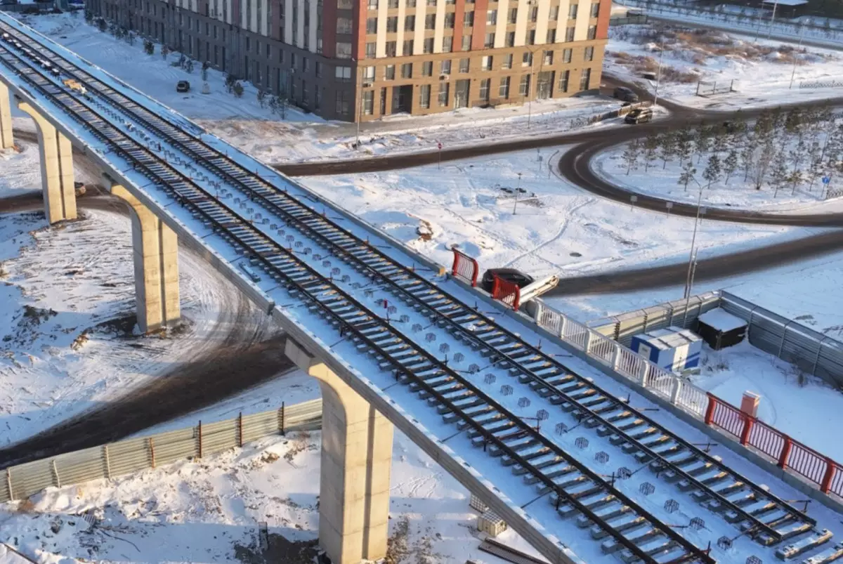 Рельсы проложили на одном из участков LRT в Астане