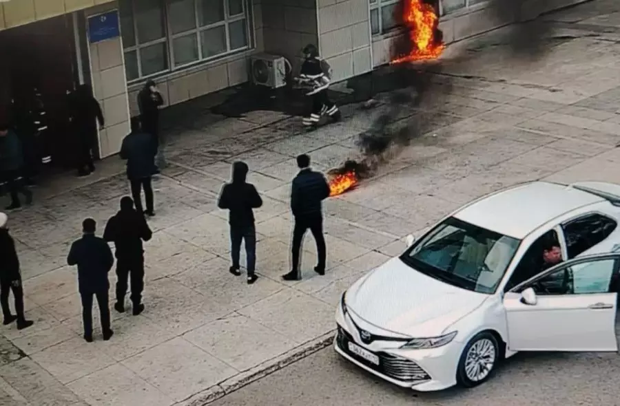 Маңғыстау тұрғыны облыс әкімдігінің алдында өзін-өзі жағып жіберді