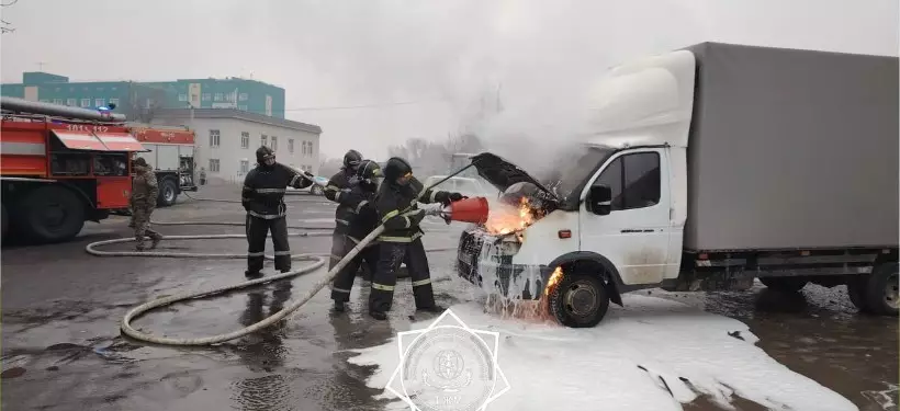 Автомобиль загорелся на временной стоянке в Семее