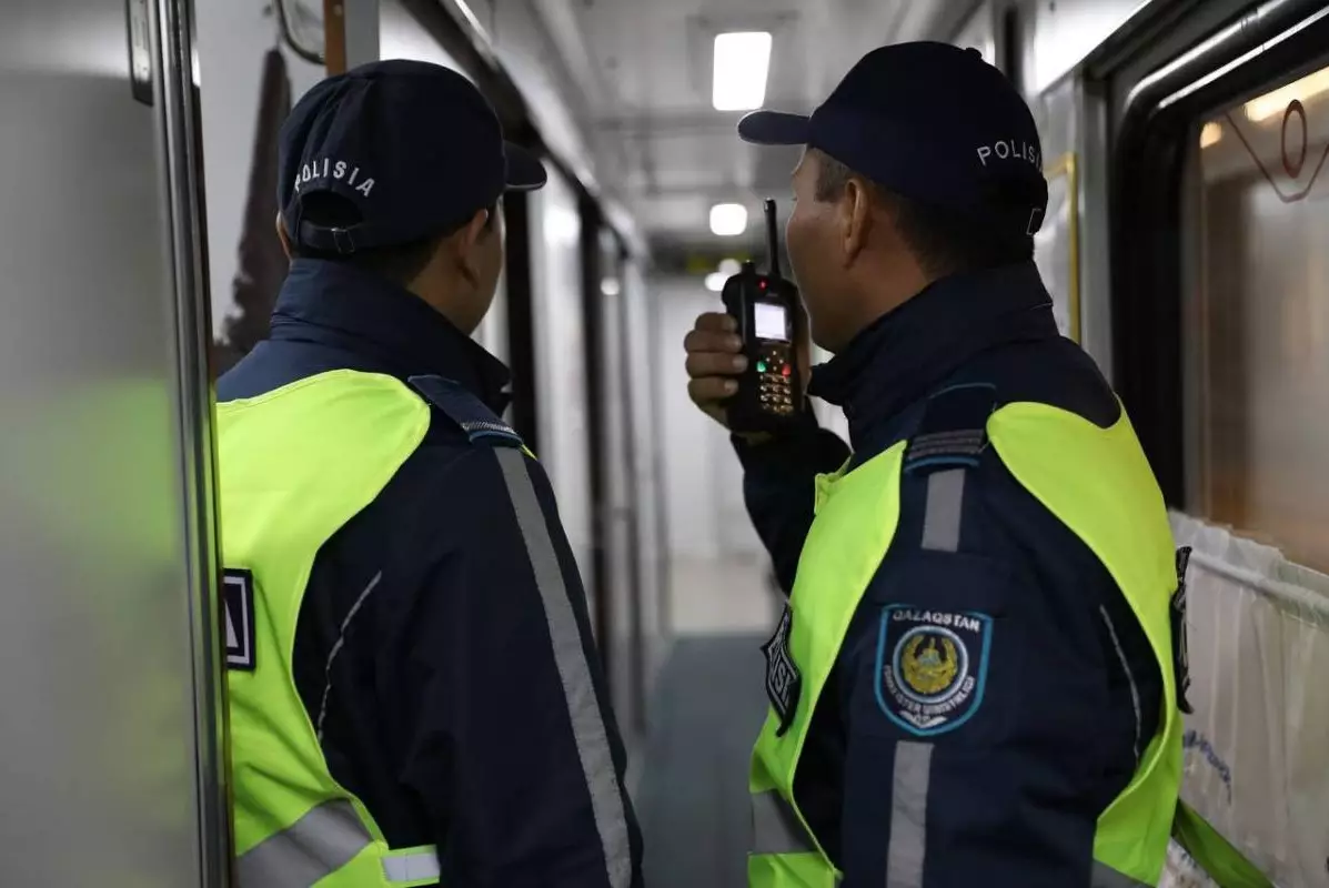 Нетрезвых пассажиров оштрафовали за курение в поезде в Таразе