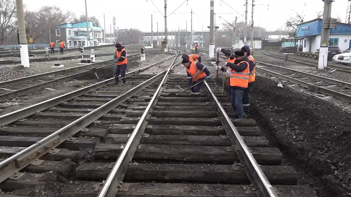 "Қателікке жол берілмейді": теміржолшының бір жұмыс күні қалай өтеді