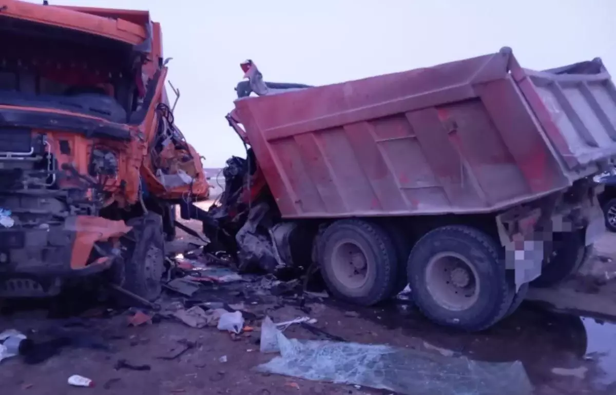 Два грузовика столкнулись в Акмолинской области