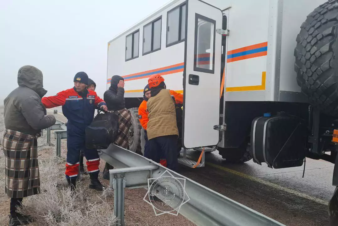 Пассажиров перевернувшегося автобуса спасли на юге Казахстана