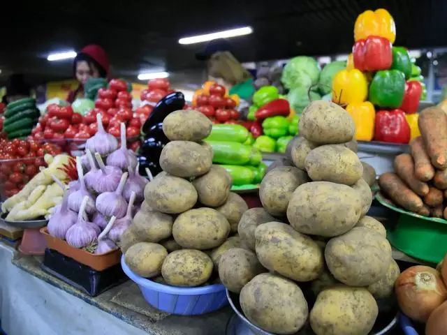 Казахстанцы тратят около половины доходов на продукты питания - вице-премьер 