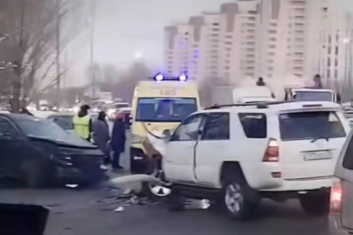 «Зардап шеккендер бар»: Астананың сол жағалауында ірі жол апаты болды