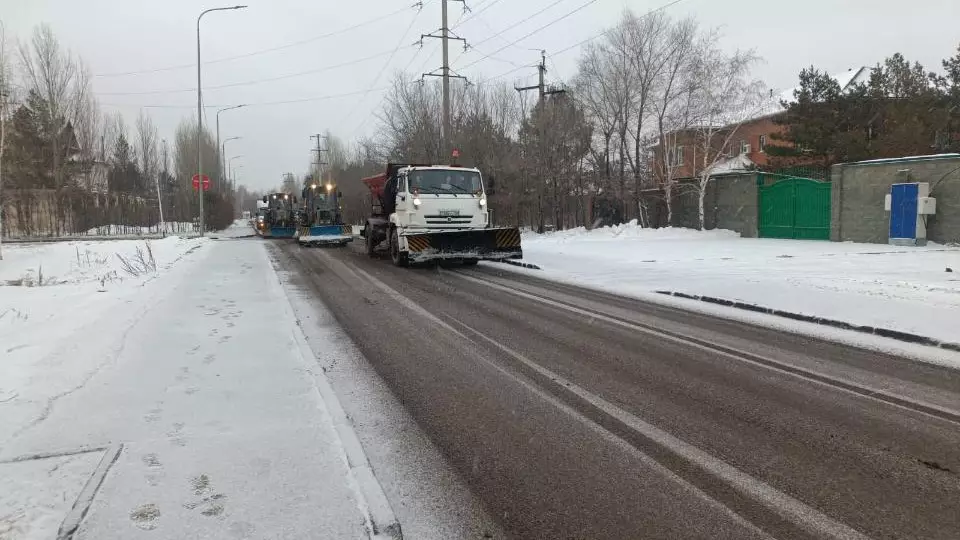 Астанада түнгі ауысымда қар тазалауға 700-ден астам арнайы техника жұмылдырылды