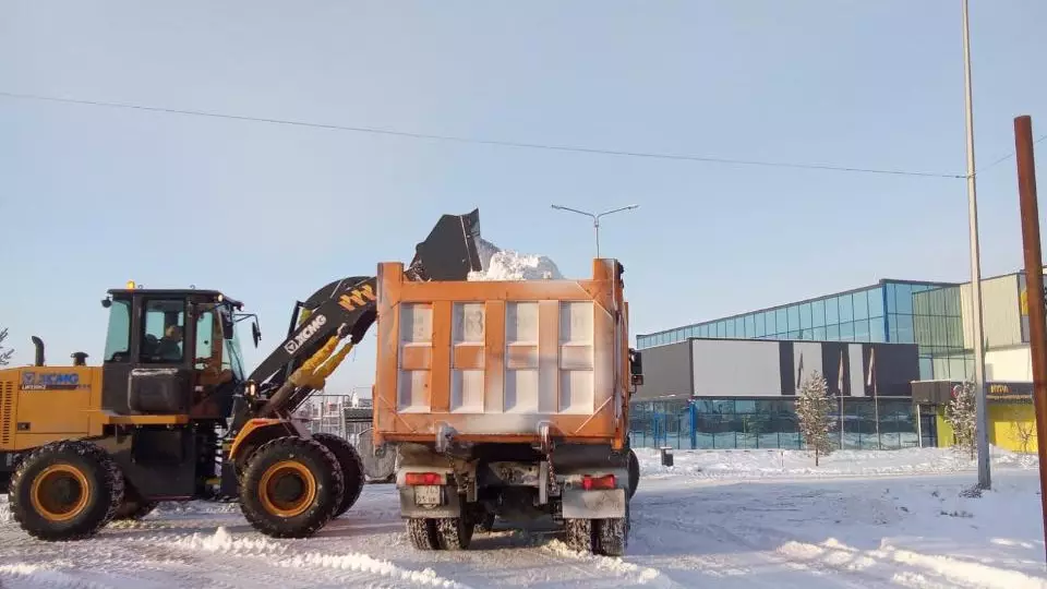 Около 900 грузовиков снега вывезли из Астаны за ночь