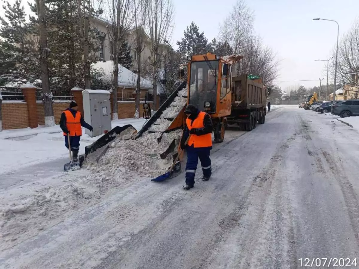 900 грузовиков снега вывезли из Астаны за ночь