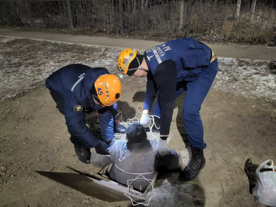 Оралда үш метрлік кәріз құдығына түсіп кеткен ер адам құтқарылды