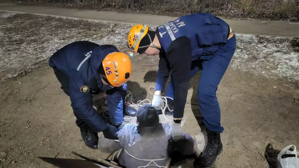 Оралда үш метрлік кәріз құдығына құлап кеткен ер адам құтқарылды: 08 желтоқсан 2024, 09:44 - жаңалықтар Tengrinews.kz