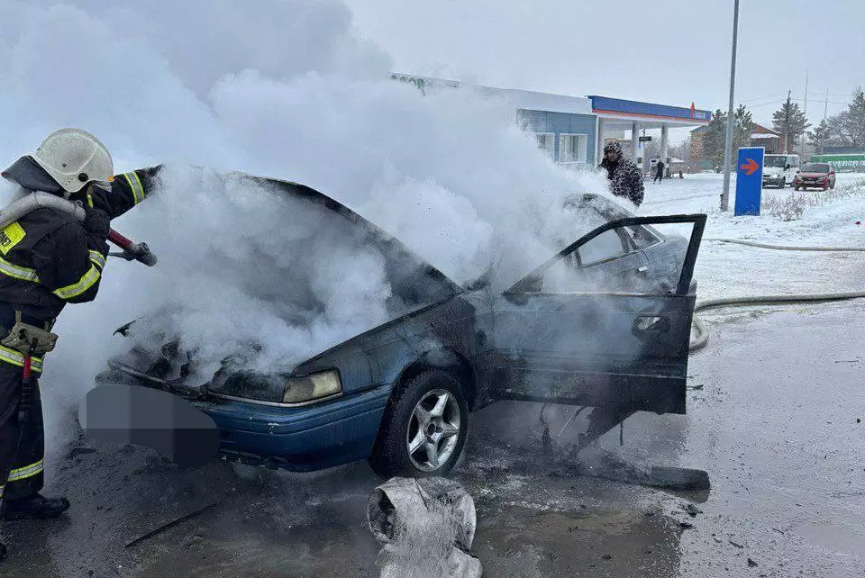 Автомобиль вспыхнул на проезжей части в промзоне Павлодара