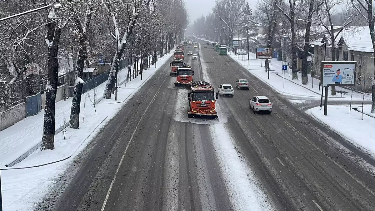 Алматыдағы қар: коммуналдық қызметтер күшейтілген режимде жұмыс істеп жатыр