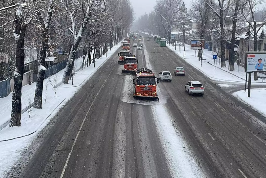 Снегопад в Алматы: на уборку улиц вышло более 1,2 тысячи рабочих