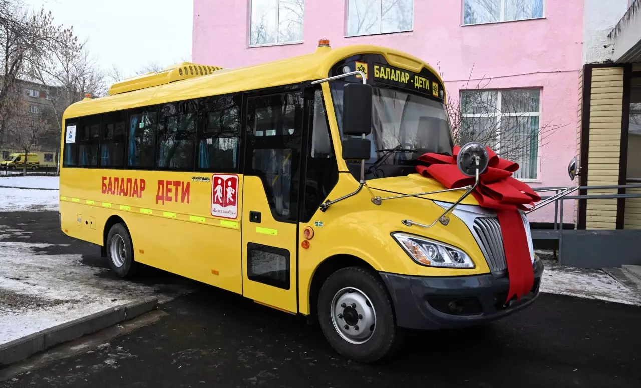 Школьный автобус подарили учащимся в Хромтау в ходе визита Токаева