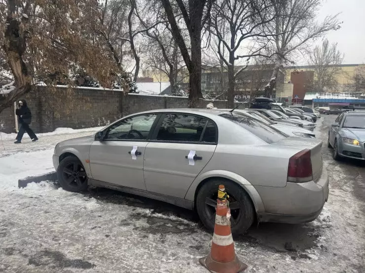 Мектеп маңындағы көліктен мәйіт табылды: марқұмның жеке басы анықталды