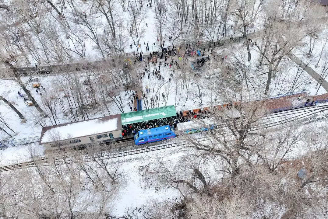 Проработавшую один день детскую железную дорогу снова закрыли в Семее