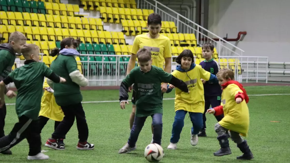 Жасөспірімдер футбол лигасы бүлдіршіндерге мерекелік көңіл күй сыйлады