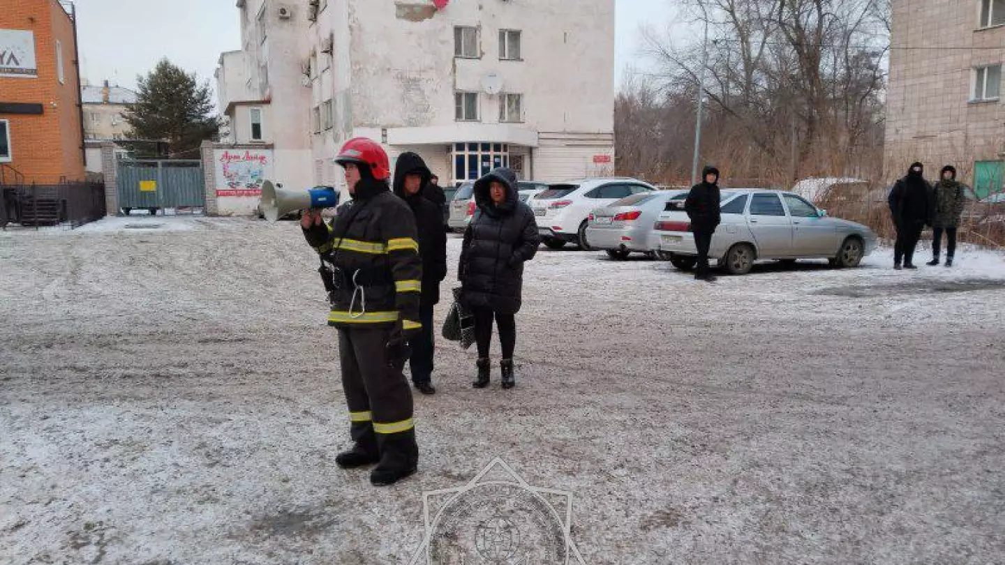 Газгольдер горит в Павлодаре: из близлежащей школы эвакуировали сотни детей