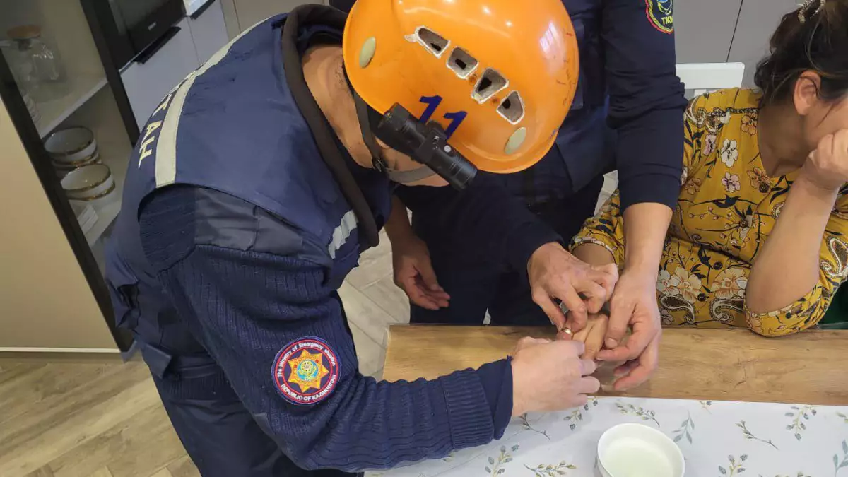 Сақинасын шеше алмаған жас келіншек құтқарушылардан көмек сұрады