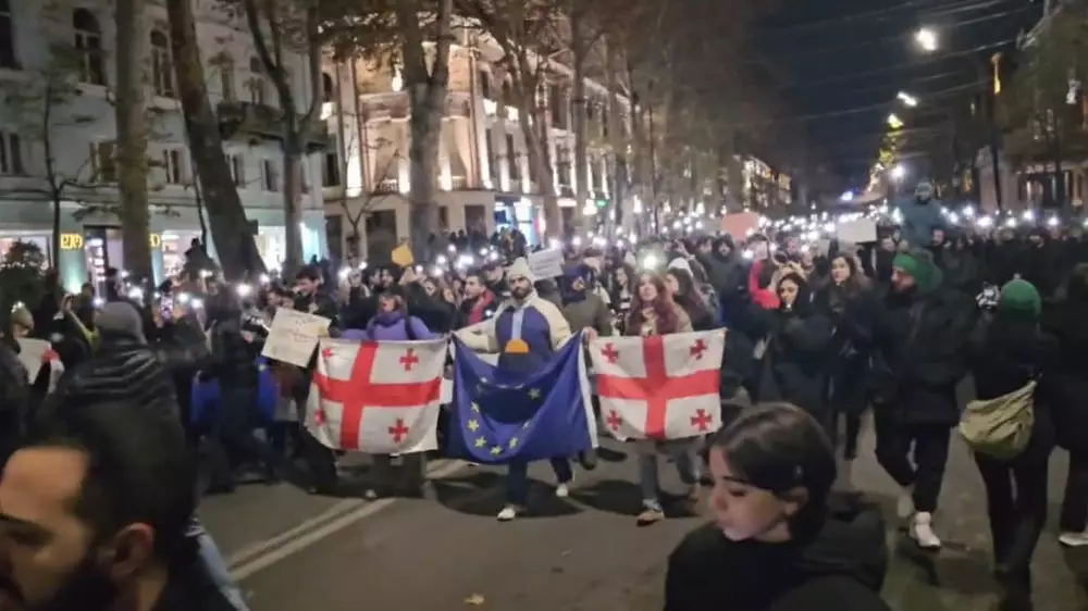 Протестующие вновь перекрыли проспект перед парламентом в центре Тбилиси: 15 декабря 2024, 21:58 - новости на Tengrinews.kz