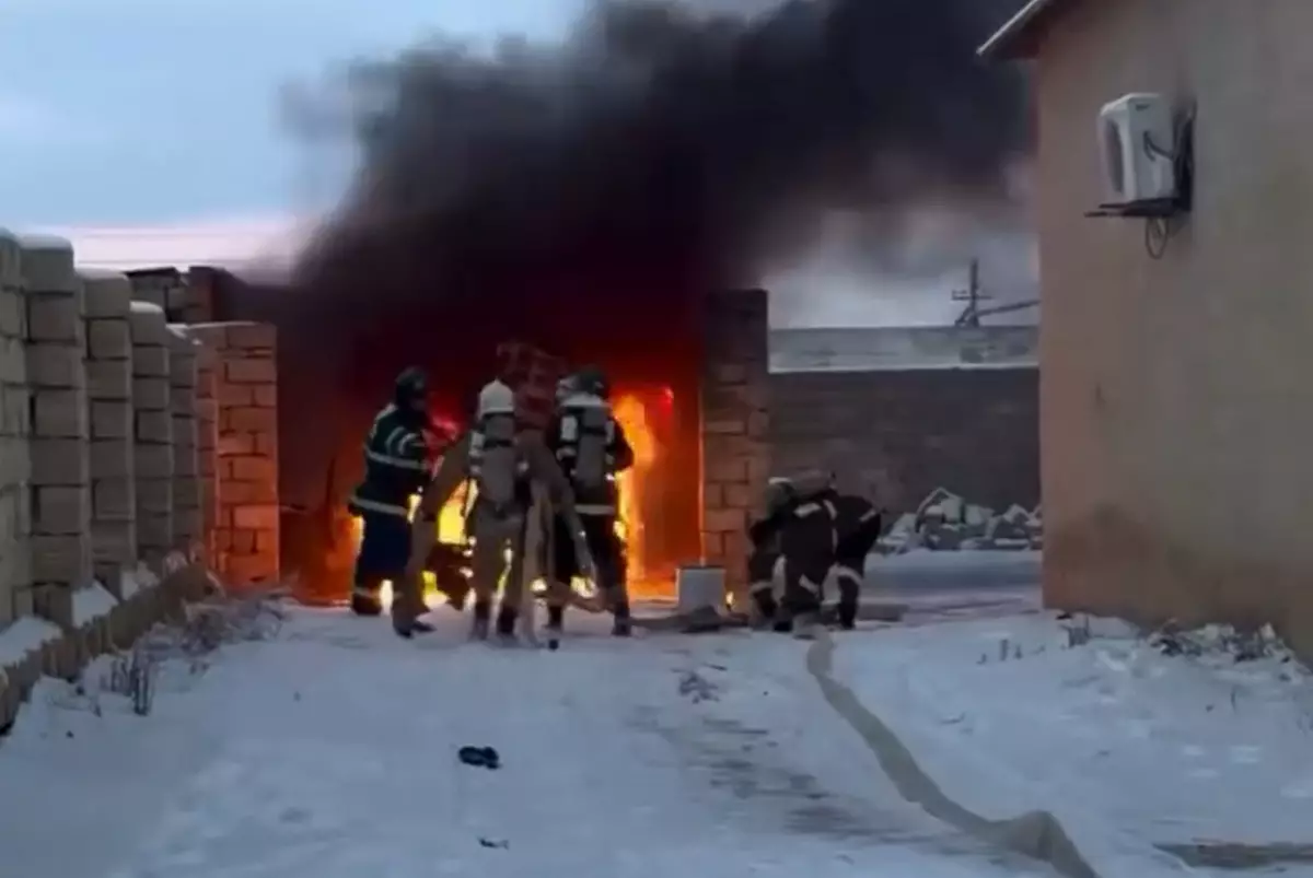 Из-за взрыва газового баллона в Мангистау сгорела «легковушка». ВИДЕО15.12.2024 17:00 - новости на Lada.kz