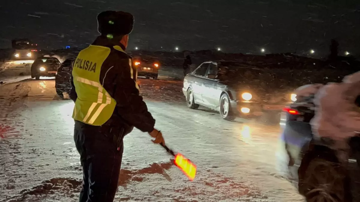 Түркістанда полиция 200-ден астам жүк көлігіне көмектесті