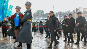 Алматы әкімі Тәуелсіздік монументіне гүл шоқтарын қойды