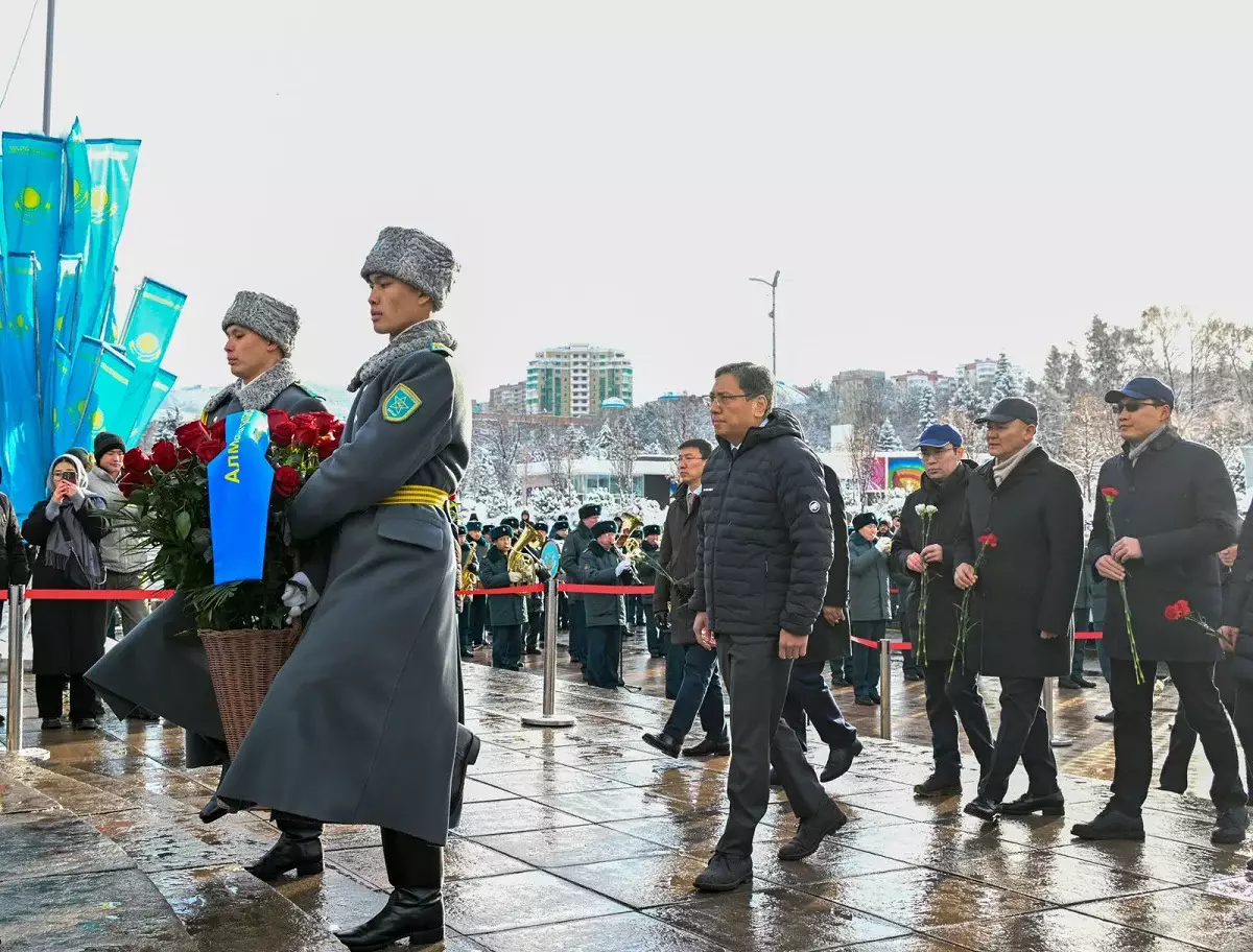 Алматы әкімі Тәуелсіздік монументіне гүл шоғын қойды