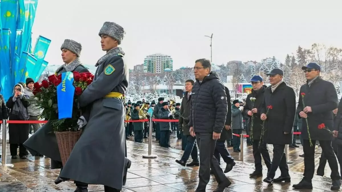 Алматыда Тәуелсіздік монументіне гүл шоқтары қойылды