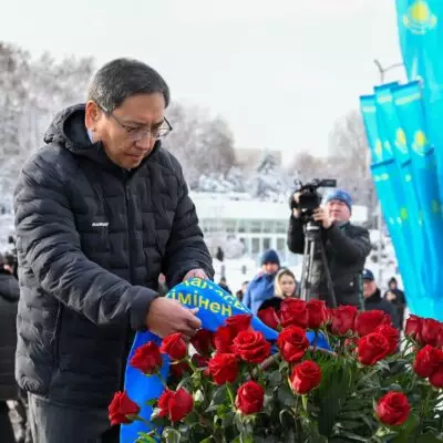 Аким Алматы возложил цветы к монументу Независимости