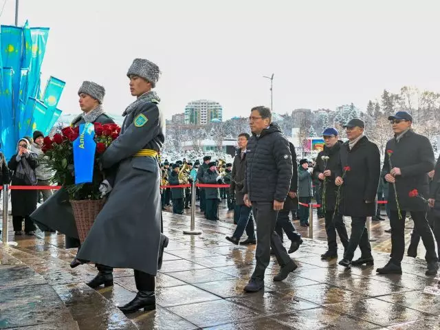 Аким Алматы возложил цветы к монументу Независимости