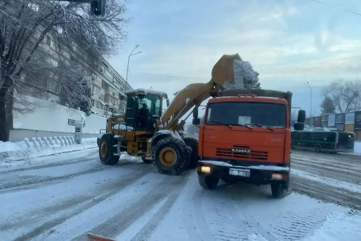 Алматыда қар тазалау жұмыстарына 600 бірлік техника мен 1000 жұмысшыны жұмылдырды