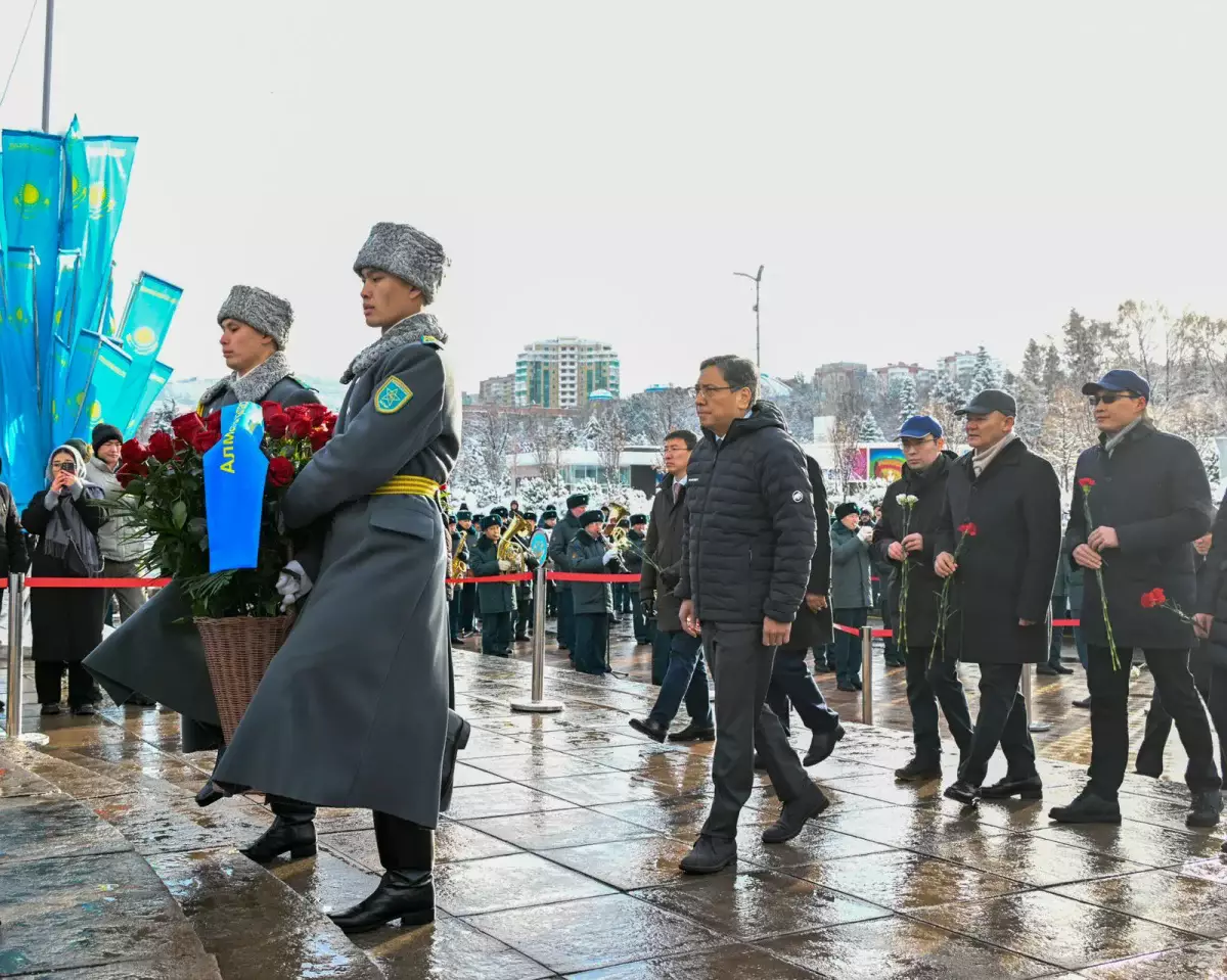 Аким Алматы возложил цветы к монументу Независимости